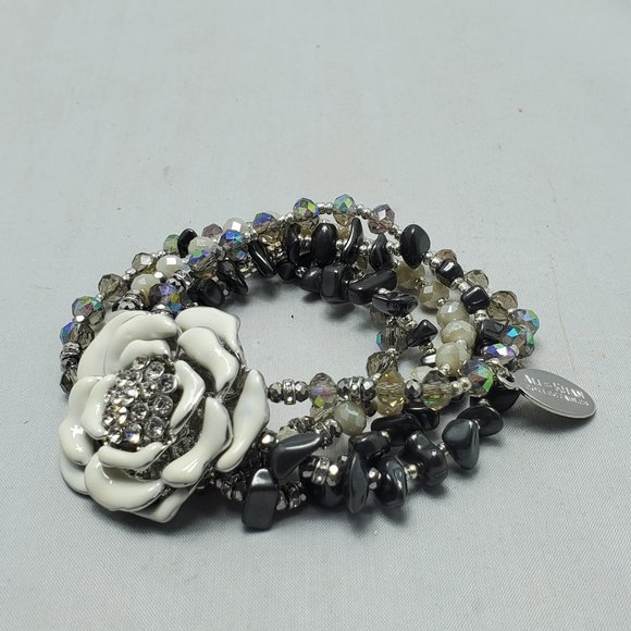 ALI KHAN white flower flower with rhinestone and glass beaded stretch bracelet - Picture 4 of 6